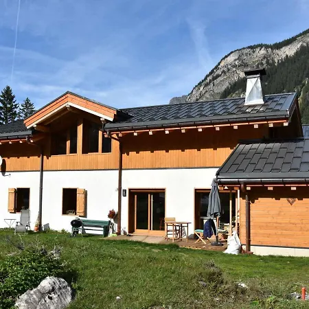 L'ourse Avec Chalet *