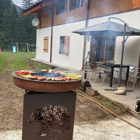 L'ourse Avec Chalet *