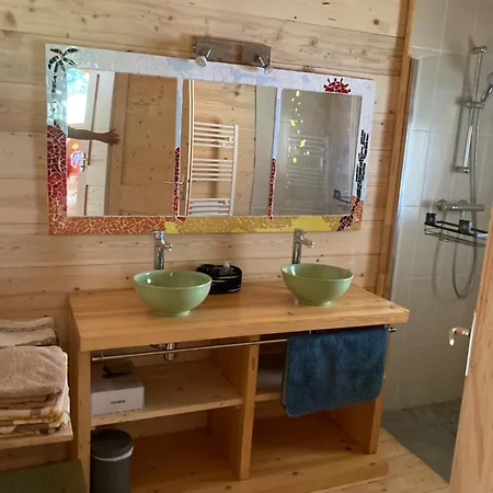 L'ourse Avec Chalet